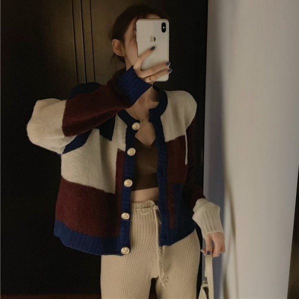 Rövid női kardigán gombokkal és színes mintával