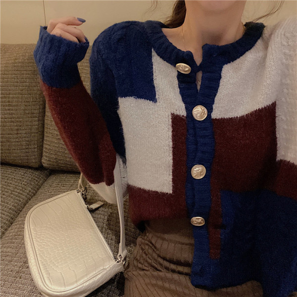 Rövid női kardigán gombokkal és színes mintával