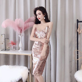 Stílusos női ruha vékony pántokkal és spitz nyakkivágással arany és ezüst színben