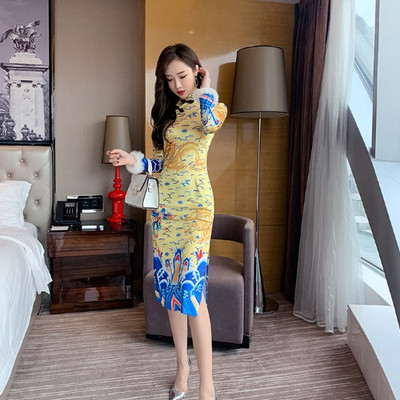 Modern női ruha színes mintával, hosszú ujjal