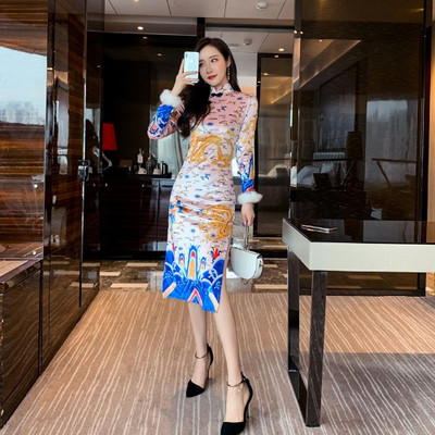 Modern női ruha színes mintával, hosszú ujjal