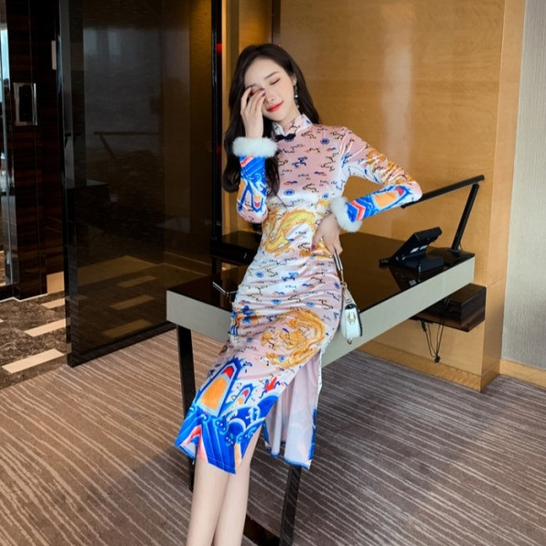 Modern női ruha színes mintával, hosszú ujjal