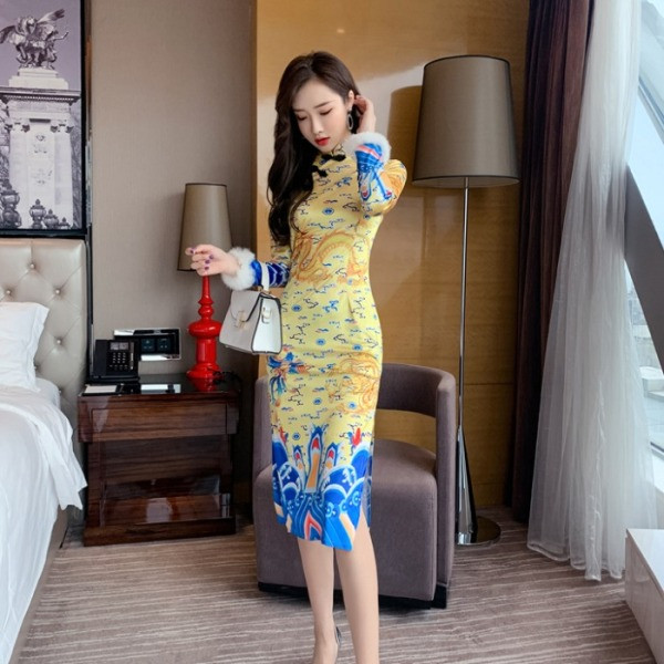 Modern női ruha színes mintával, hosszú ujjal