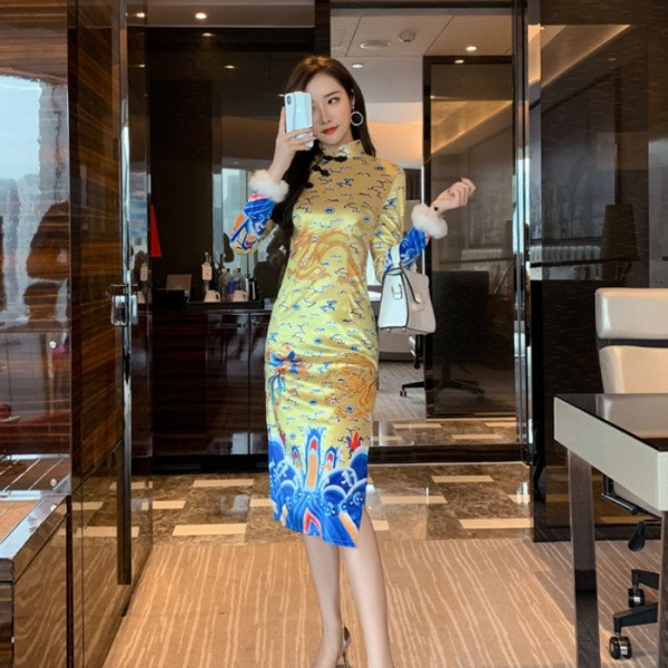 Modern női ruha színes mintával, hosszú ujjal