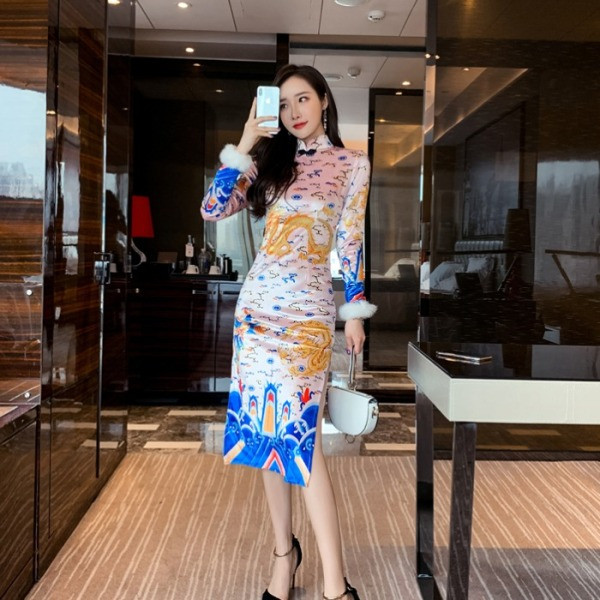 Modern női ruha színes mintával, hosszú ujjal