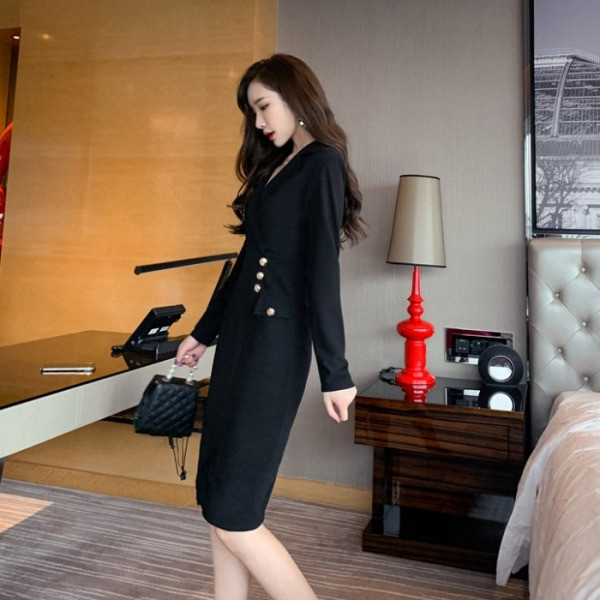 Stílusos női ruha spitz nyakkivágással és hosszú ujjú ciklámen és fekete színben