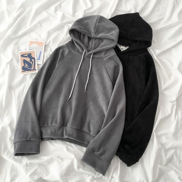 Fekete-szürke női pulóver nyakkendővel és kapucnival