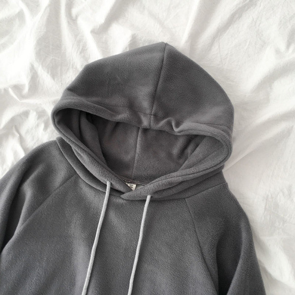 Fekete-szürke női pulóver nyakkendővel és kapucnival