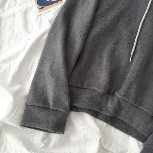 Fekete-szürke női pulóver nyakkendővel és kapucnival