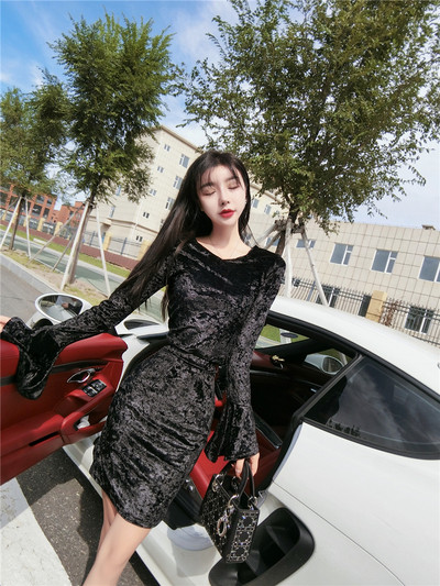 Modern női ruha ovális nyakkivágással és hosszú ujjú fekete és piros színben