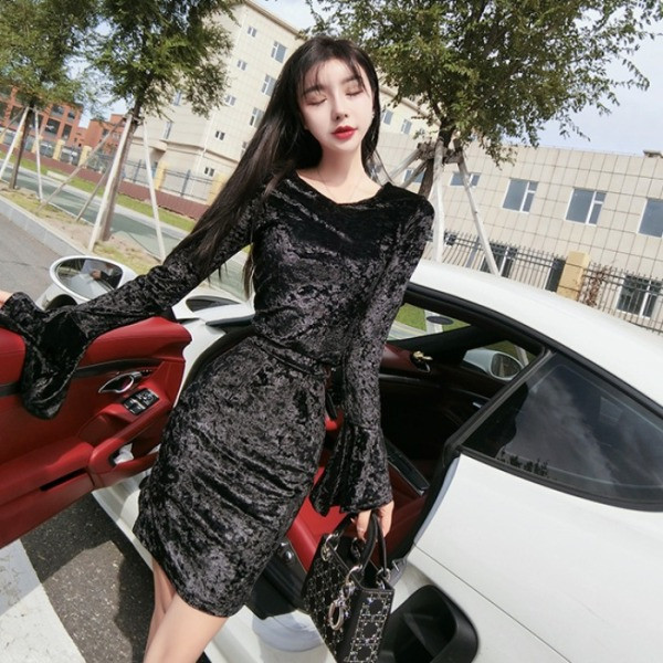 Modern női ruha ovális nyakkivágással és hosszú ujjú fekete és piros színben