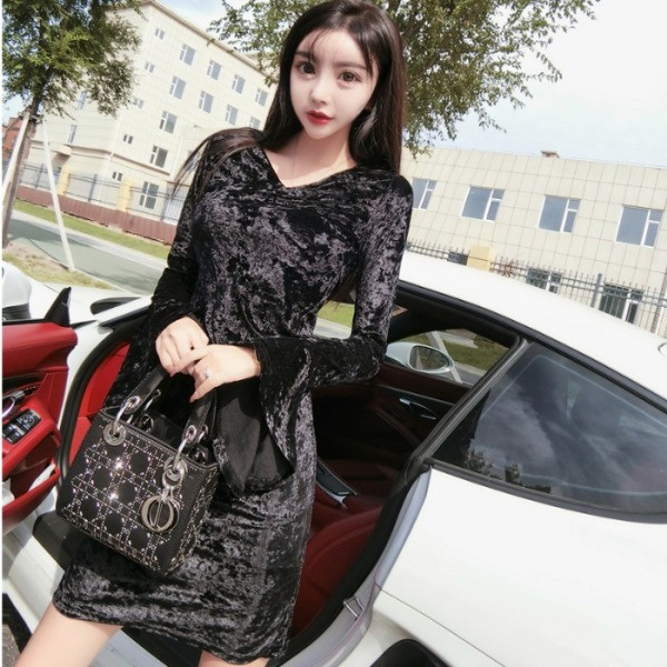 Modern női ruha ovális nyakkivágással és hosszú ujjú fekete és piros színben