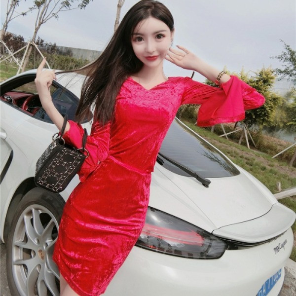 Modern női ruha ovális nyakkivágással és hosszú ujjú fekete és piros színben