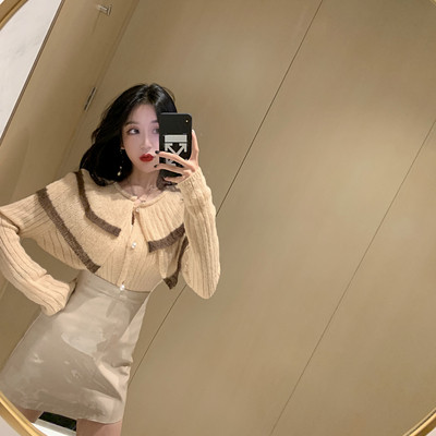 Rövid, laza bőrszoknya magas derékkal, sárga és bézs színben