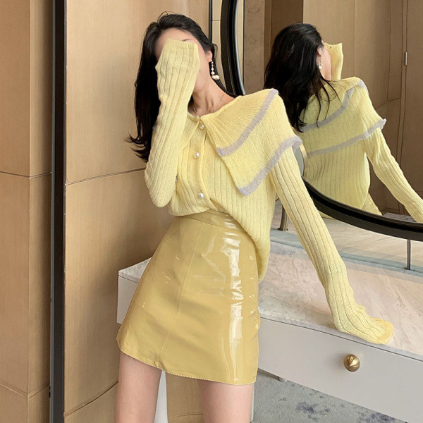 Rövid, laza bőrszoknya magas derékkal, sárga és bézs színben