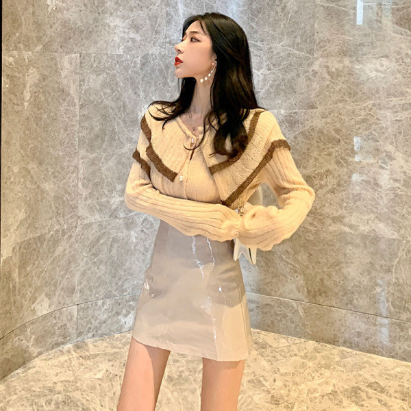 Rövid, laza bőrszoknya magas derékkal, sárga és bézs színben