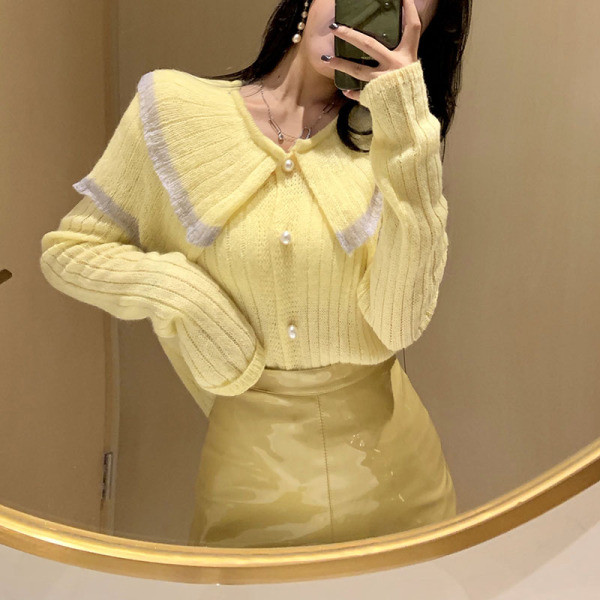 Rövid, laza bőrszoknya magas derékkal, sárga és bézs színben