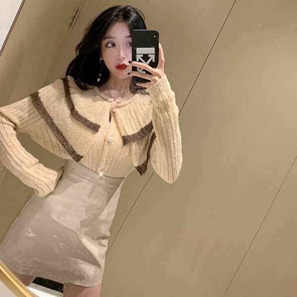 Rövid, laza bőrszoknya magas derékkal, sárga és bézs színben