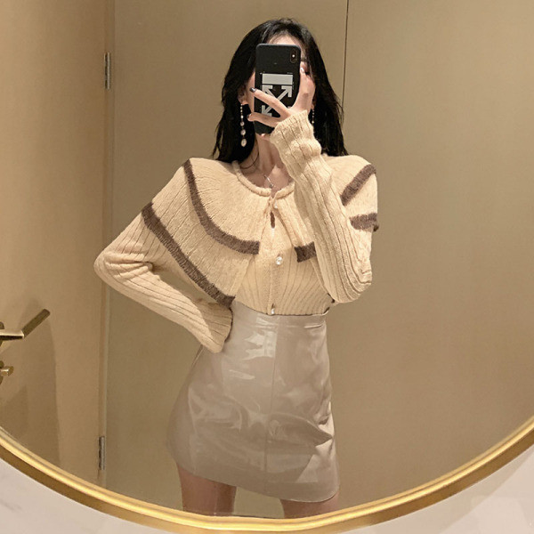 Rövid, laza bőrszoknya magas derékkal, sárga és bézs színben