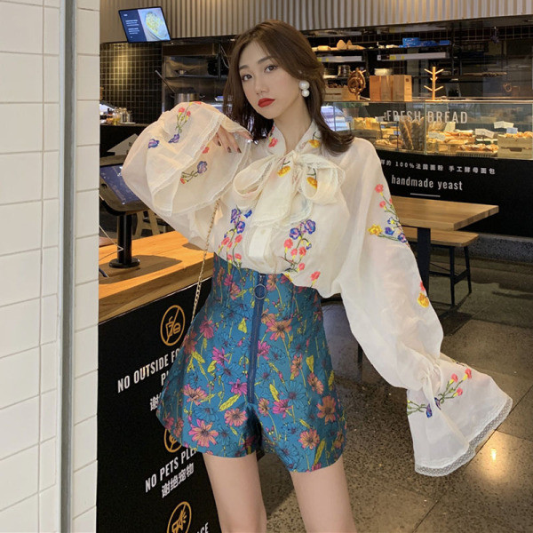 Μοντέρνα παντελόνια σε μπλε χρώμα με floral σχέδιο