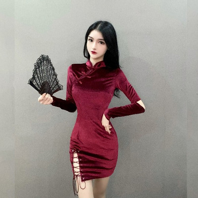 Modern női ruha caddy-ből, nyakkendővel és hosszú ujjú fekete és bordó színben