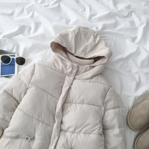 Modern női kabát két színben kapucnival és zsebekkel