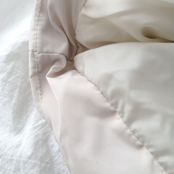 Modern női kabát két színben kapucnival és zsebekkel