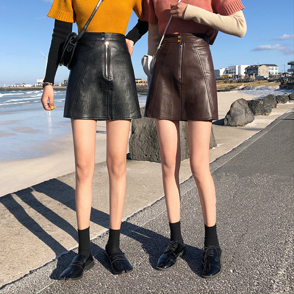 Fusta scurta asimetrica din piele cu fermoar in negru si maro