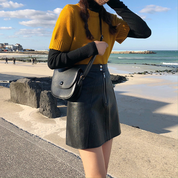 Fusta scurta asimetrica din piele cu fermoar in negru si maro