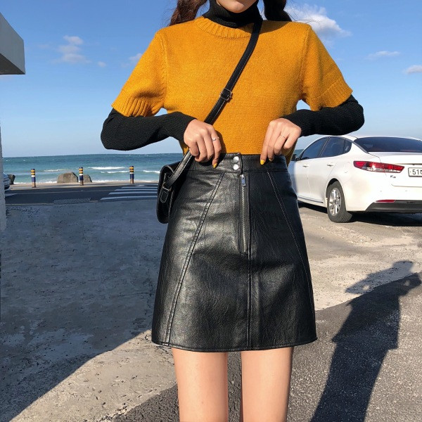 Fusta scurta asimetrica din piele cu fermoar in negru si maro