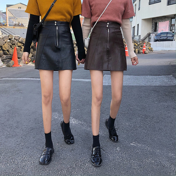 Fusta scurta asimetrica din piele cu fermoar in negru si maro