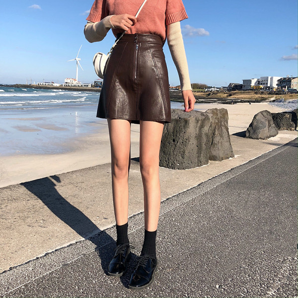 Fusta scurta asimetrica din piele cu fermoar in negru si maro