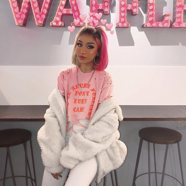 Modern női kabát cipzárral és klasszikus gallérral, fehér színben