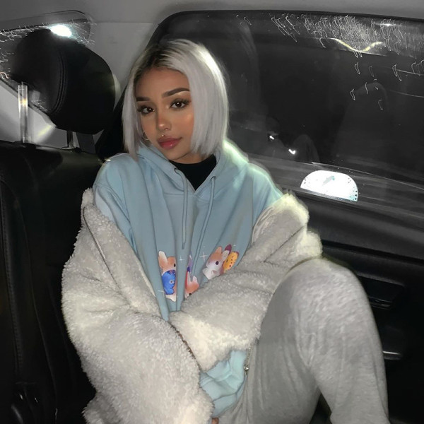 Modern női kabát cipzárral és klasszikus gallérral, fehér színben