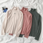 Modern női blúz három színben hímzéssel és pólógallérral