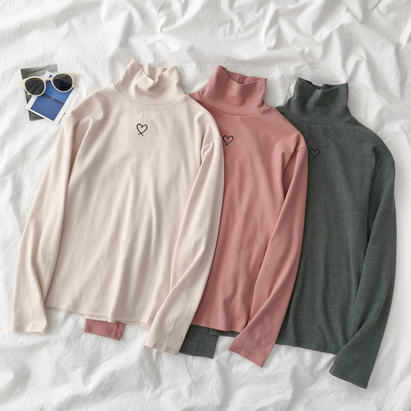 Modern női blúz három színben hímzéssel és pólógallérral