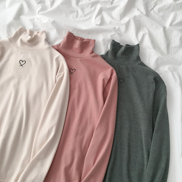 Modern női blúz három színben hímzéssel és pólógallérral