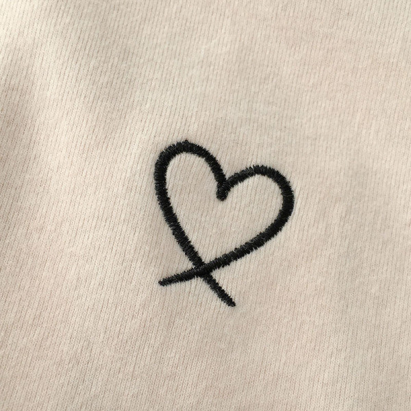 Modern női blúz három színben hímzéssel és pólógallérral