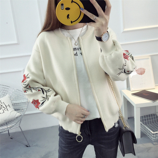 Γυναικεία ζακέτα με κεντήματα στα μανίκια σε διάφορα χρώματα