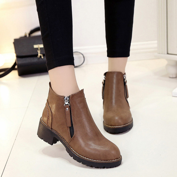 Női alkalmi csizma eko bőrből, cipzárral - fekete és barna színben