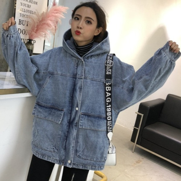 Modern női farmerdzseki pehely kapucnival