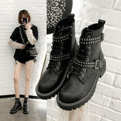 Μοντέρνες γυναικέιες μπότες με πόρπη και σκληρή σόλα