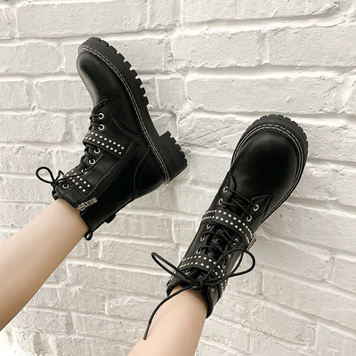 Μοντέρνες γυναικέιες μπότες με πόρπη και σκληρή σόλα