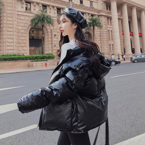 Rövid téli kabát kapucnival ezüst és fekete színben