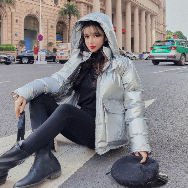 Rövid téli kabát kapucnival ezüst és fekete színben