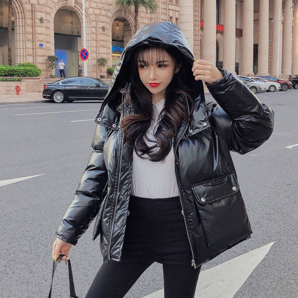 Rövid téli kabát kapucnival ezüst és fekete színben