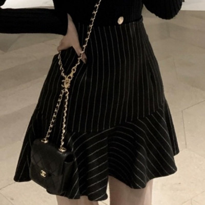 Rövid csíkos szoknya magas derékkal és fürtökkel