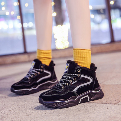 Fényes hatású, fűzős modern női tornacipő két színben