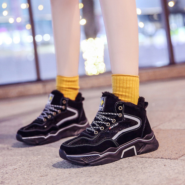 Fényes hatású, fűzős modern női tornacipő két színben