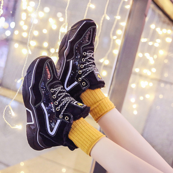 Fényes hatású, fűzős modern női tornacipő két színben